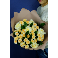 Букет №26. Розы белые с желтыми кустовыми розами в упаковку